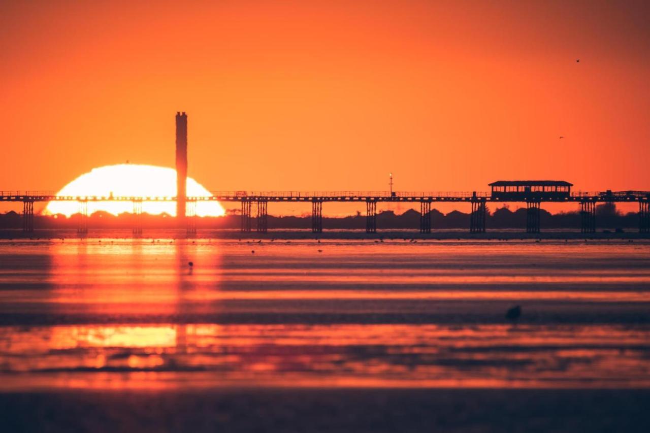 Marine Villa Hotel & Suites - Close To Beach, Train Station & Southend Airport Eksteriør bilde